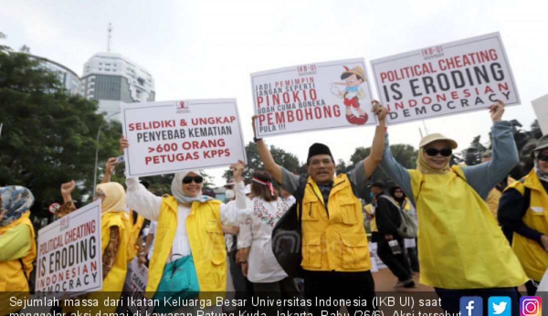 Sejumlah massa dari Ikatan Keluarga Besar Universitas Indonesia (IKB UI) saat menggelar aksi damai di kawasan Patung Kuda, Jakarta, Rabu (26/6). Aksi tersebut guna mengawal sengketa Pilpres 2019 di Mahkamah Konstitusi (MK) agar diputuskan seadil-adilnya dan sesuai dengan harapan rakyat Indonesia. - JPNN.com