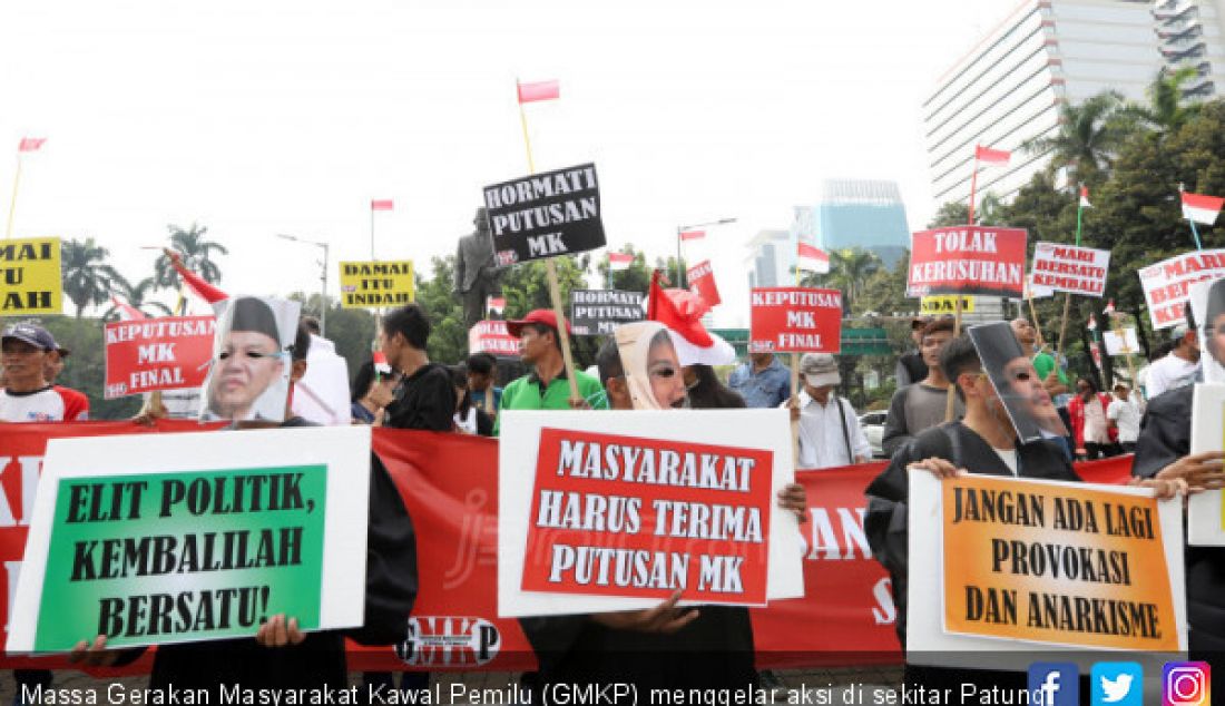 Massa Gerakan Masyarakat Kawal Pemilu (GMKP) menggelar aksi di sekitar Patung Kuda, Monas, Jakarta, Rabu (26/6). - JPNN.com