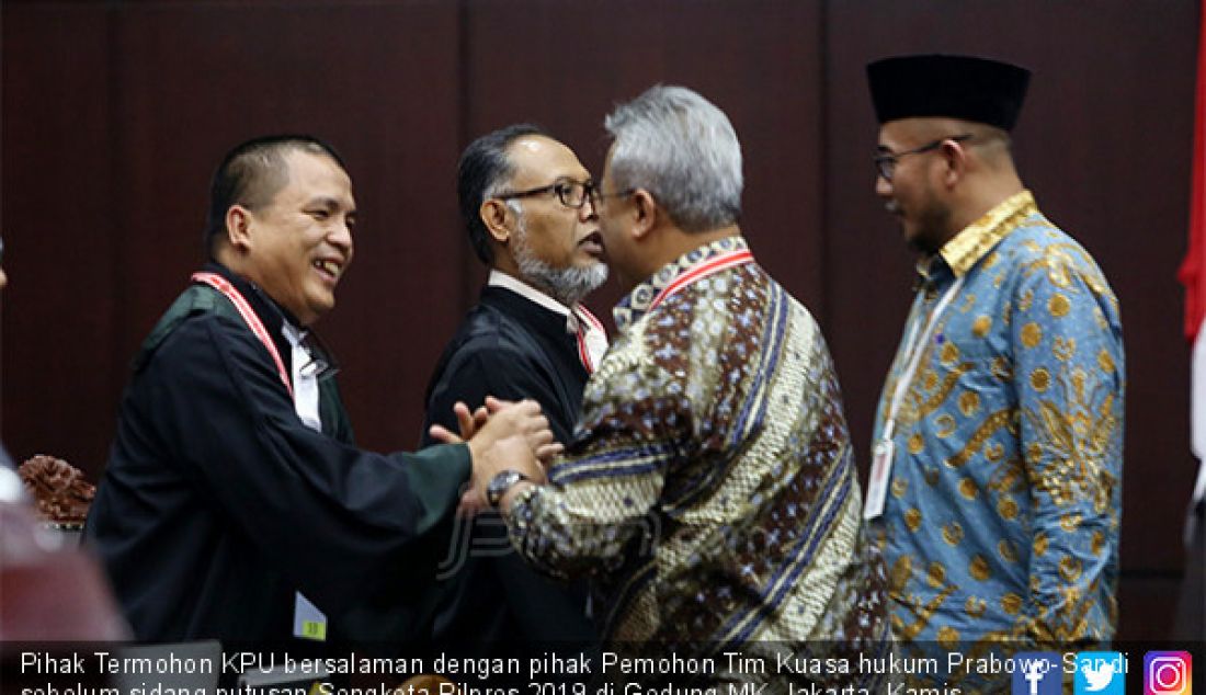 Pihak Termohon KPU bersalaman dengan pihak Pemohon Tim Kuasa hukum Prabowo-Sandi sebelum sidang putusan Sengketa Pilpres 2019 di Gedung MK, Jakarta, Kamis (27/6). - JPNN.com