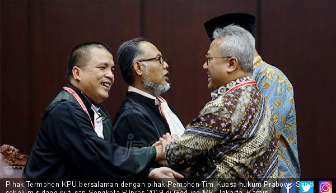 Pihak Termohon KPU bersalaman dengan pihak Pemohon Tim Kuasa hukum Prabowo-Sandi sebelum sidang putusan Sengketa Pilpres 2019 di Gedung MK, Jakarta, Kamis (27/6). - JPNN.com