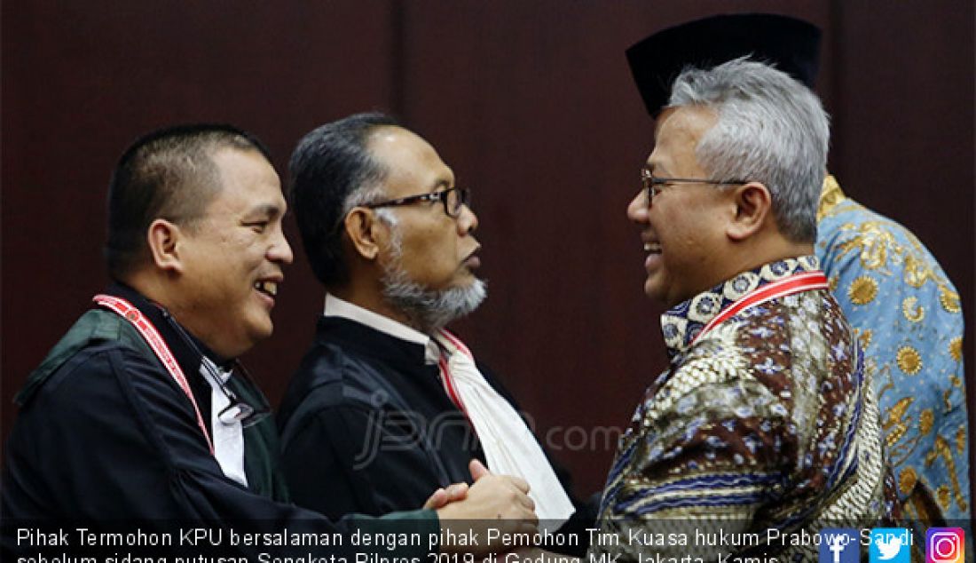 Pihak Termohon KPU bersalaman dengan pihak Pemohon Tim Kuasa hukum Prabowo-Sandi sebelum sidang putusan Sengketa Pilpres 2019 di Gedung MK, Jakarta, Kamis (27/6). - JPNN.com