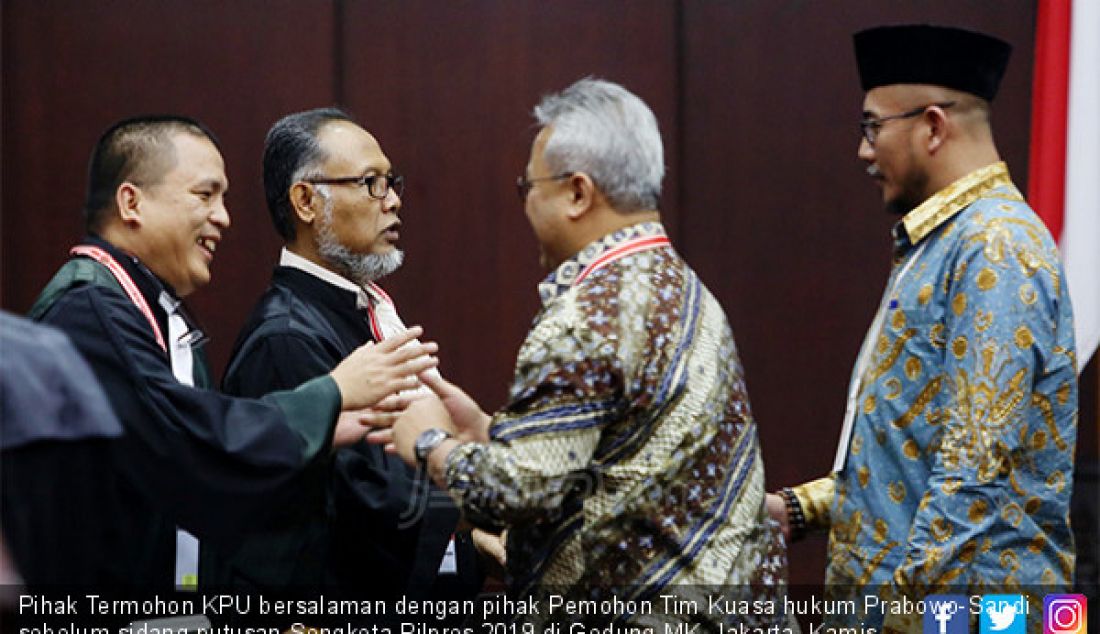 Pihak Termohon KPU bersalaman dengan pihak Pemohon Tim Kuasa hukum Prabowo-Sandi sebelum sidang putusan Sengketa Pilpres 2019 di Gedung MK, Jakarta, Kamis (27/6). - JPNN.com