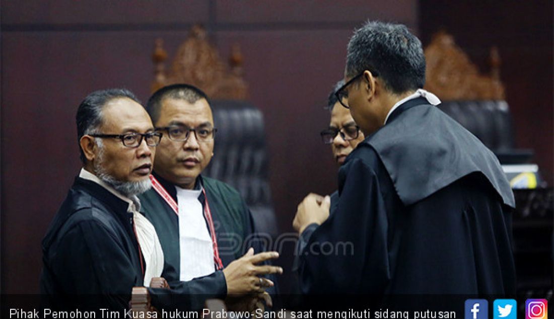 Pihak Pemohon Tim Kuasa hukum Prabowo-Sandi saat mengikuti sidang putusan Sengketa Pilpres 2019 di Gedung MK, Jakarta, Kamis (27/6). - JPNN.com