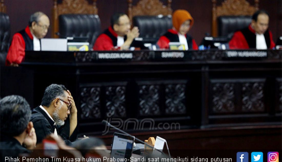 Pihak Pemohon Tim Kuasa hukum Prabowo-Sandi saat mengikuti sidang putusan Sengketa Pilpres 2019 di Gedung MK, Jakarta, Kamis (27/6). - JPNN.com