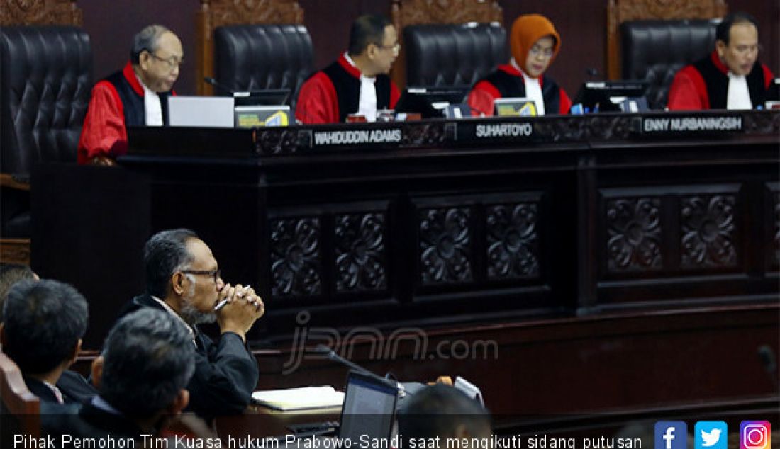 Pihak Pemohon Tim Kuasa hukum Prabowo-Sandi saat mengikuti sidang putusan Sengketa Pilpres 2019 di Gedung MK, Jakarta, Kamis (27/6). - JPNN.com