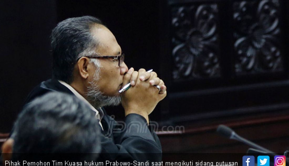 Pihak Pemohon Tim Kuasa hukum Prabowo-Sandi saat mengikuti sidang putusan Sengketa Pilpres 2019 di Gedung MK, Jakarta, Kamis (27/6). - JPNN.com