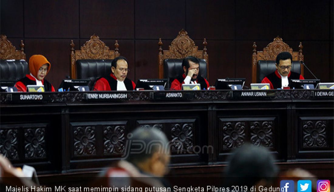 Majelis Hakim MK saat memimpin sidang putusan Sengketa Pilpres 2019 di Gedung MK, Jakarta, Kamis (27/6). - JPNN.com