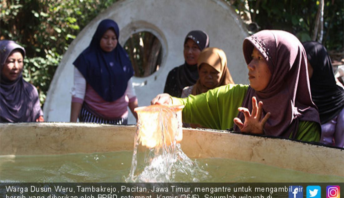 Warga Dusun Weru, Tambakrejo, Pacitan, Jawa Timur, mengantre untuk mengambil air bersih yang diberikan oleh BPBD setempat, Kamis (26/6). Sejumlah wilayah di Pacitan terdampak krisis air bersih. - JPNN.com