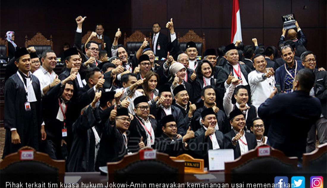 Pihak terkait tim kuasa hukum Jokowi-Amin merayakan kemenangan usai memenangkan sidang Sengketa Pilpres 2019 di Gedung MK, Jakarta, Kamis (27/6). - JPNN.com