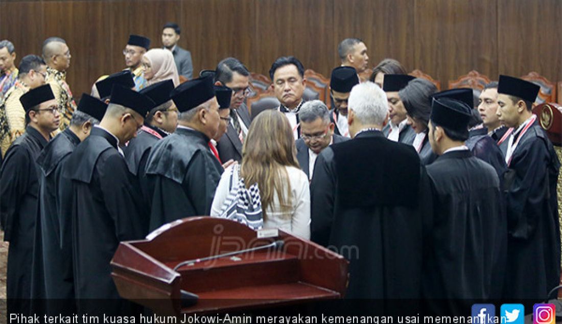 Pihak terkait tim kuasa hukum Jokowi-Amin merayakan kemenangan usai memenangkan sidang Sengketa Pilpres 2019 di Gedung MK, Jakarta, Kamis (27/6). - JPNN.com