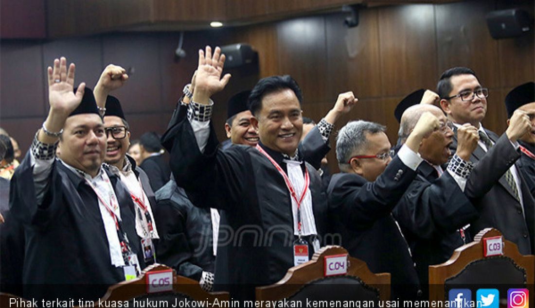 Pihak terkait tim kuasa hukum Jokowi-Amin merayakan kemenangan usai memenangkan sidang Sengketa Pilpres 2019 di Gedung MK, Jakarta, Kamis (27/6). - JPNN.com