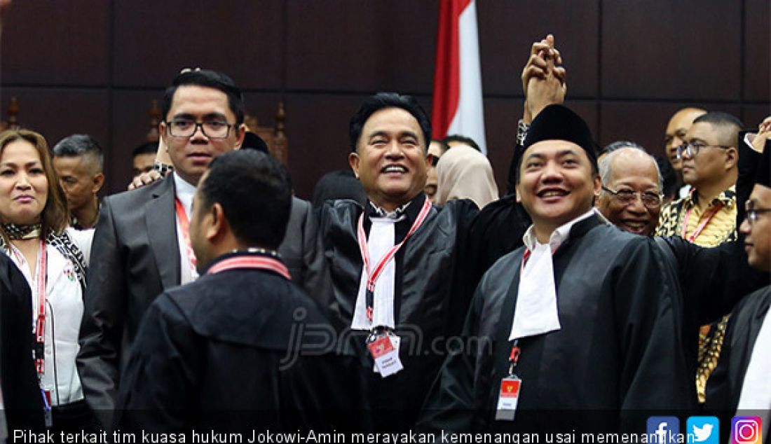 Pihak terkait tim kuasa hukum Jokowi-Amin merayakan kemenangan usai memenangkan sidang Sengketa Pilpres 2019 di Gedung MK, Jakarta, Kamis (27/6). - JPNN.com