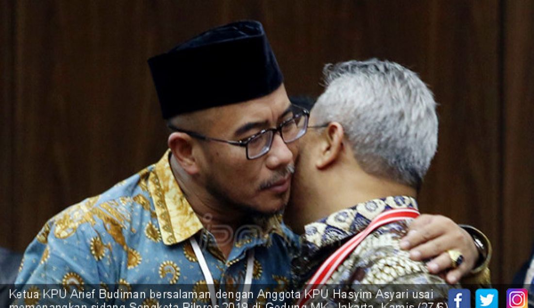 Ketua KPU Arief Budiman bersalaman dengan Anggota KPU Hasyim Asyari usai memenangkan sidang Sengketa Pilpres 2019 di Gedung MK, Jakarta, Kamis (27/6). - JPNN.com