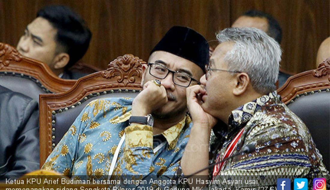 Ketua KPU Arief Budiman bersama dengan Anggota KPU Hasyim Asyari usai memenangkan sidang Sengketa Pilpres 2019 di Gedung MK, Jakarta, Kamis (27/6). - JPNN.com