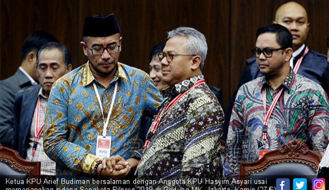 Ketua KPU Arief Budiman bersalaman dengan Anggota KPU Hasyim Asyari usai memenangkan sidang Sengketa Pilpres 2019 di Gedung MK, Jakarta, Kamis (27/6). - JPNN.com