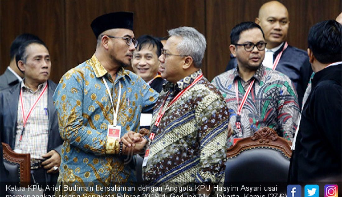 Ketua KPU Arief Budiman bersalaman dengan Anggota KPU Hasyim Asyari usai memenangkan sidang Sengketa Pilpres 2019 di Gedung MK, Jakarta, Kamis (27/6). - JPNN.com