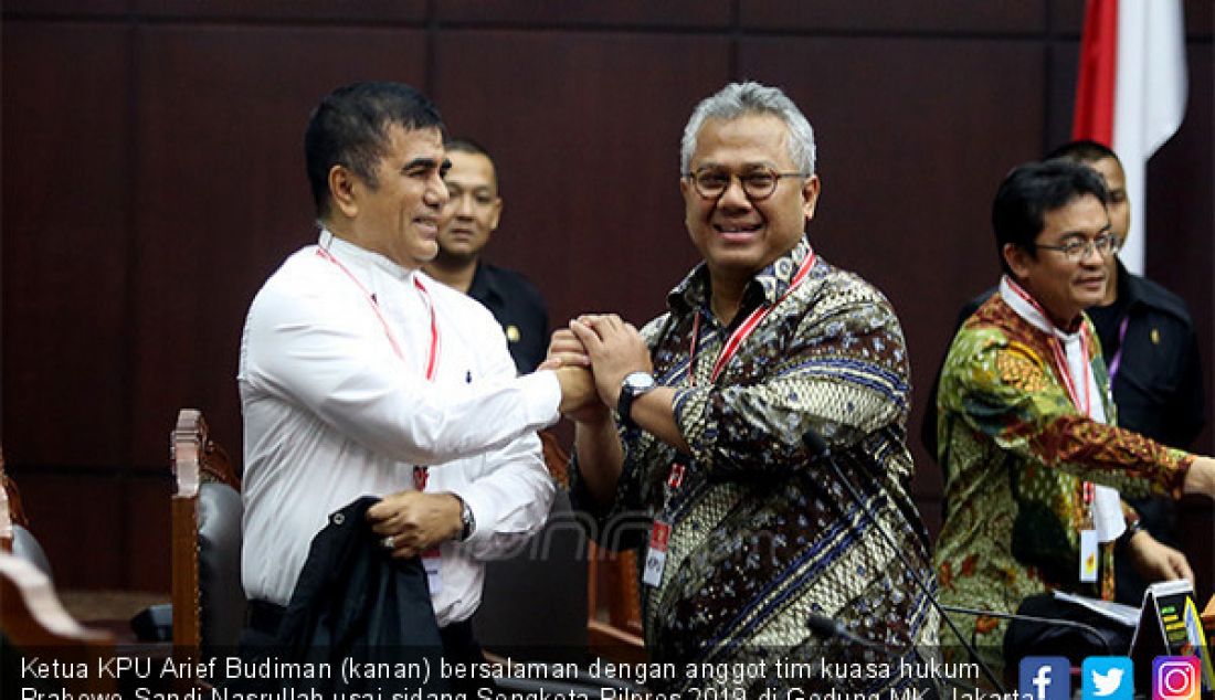 Ketua KPU Arief Budiman (kanan) bersalaman dengan anggot tim kuasa hukum Prabowo-Sandi Nasrullah usai sidang Sengketa Pilpres 2019 di Gedung MK, Jakarta, Kamis (27/6). - JPNN.com