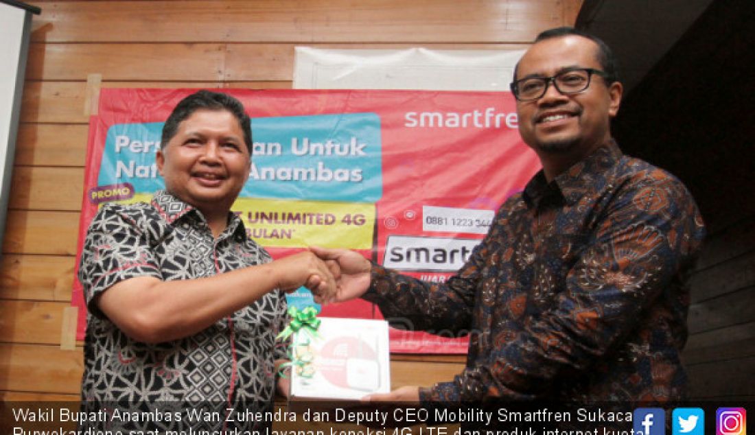 Wakil Bupati Anambas Wan Zuhendra dan Deputy CEO Mobility Smartfren Sukaca Purwokardjono saat meluncurkan layanan koneksi 4G LTE dan produk internet kuota full 4G LTE 24 jam Smartfren di Kabupaten Tarempa, Kepulauan Anambas, Kamis (27/6). - JPNN.com