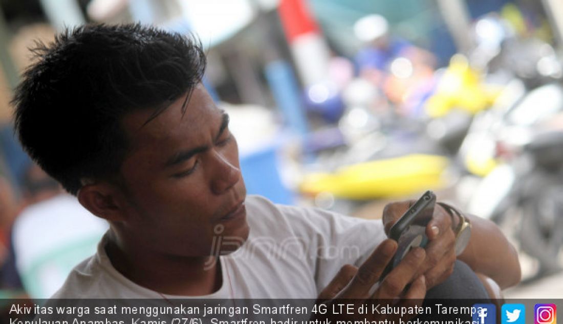 Akivitas warga saat menggunakan jaringan Smartfren 4G LTE di Kabupaten Tarempa, Kepulauan Anambas, Kamis (27/6). Smartfren hadir untuk membantu berkomunikasi masyarakat kepulauan Anambas. - JPNN.com