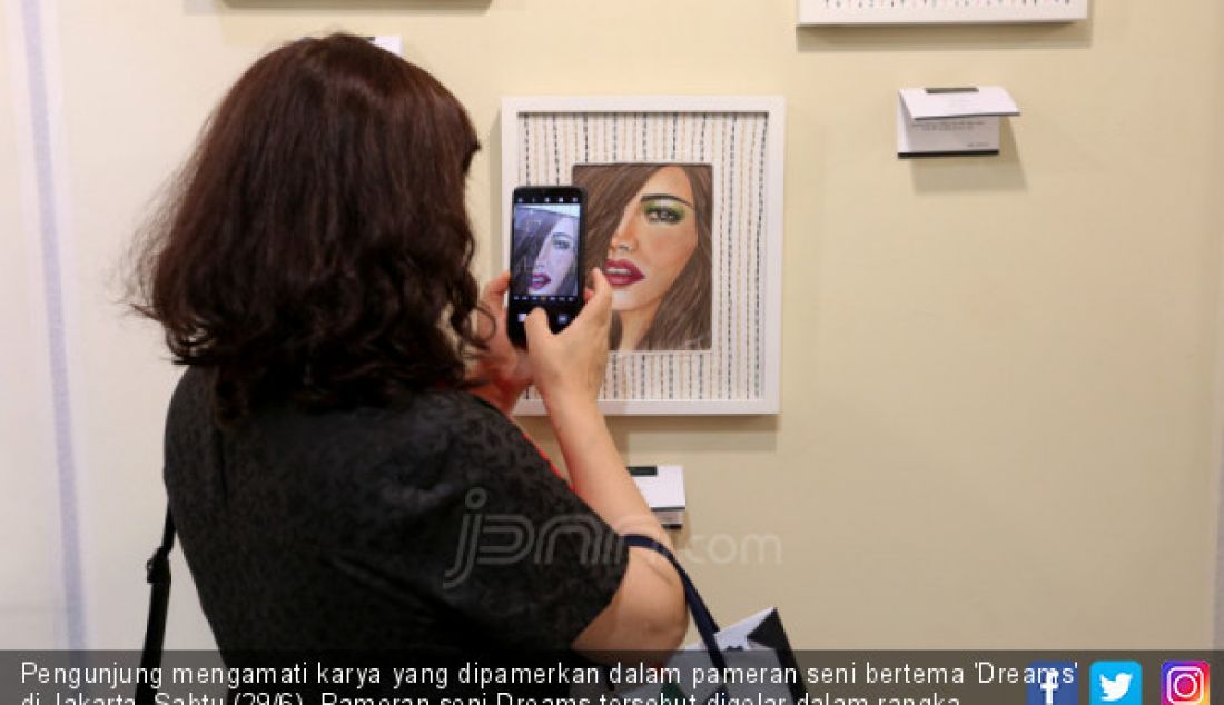 Pengunjung mengamati karya yang dipamerkan dalam pameran seni bertema 'Dreams' di Jakarta, Sabtu (29/6). Pameran seni Dreams tersebut digelar dalam rangka merayakan 111 tahun Polychromos karya 3 seniman muda. - JPNN.com