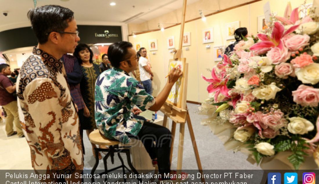 Pelukis Angga Yuniar Santosa melukis disaksikan Managing Director PT Faber Castell International Indonesia Yandramin Halim (kiri) saat acara pembukaan pameran seni bertema 