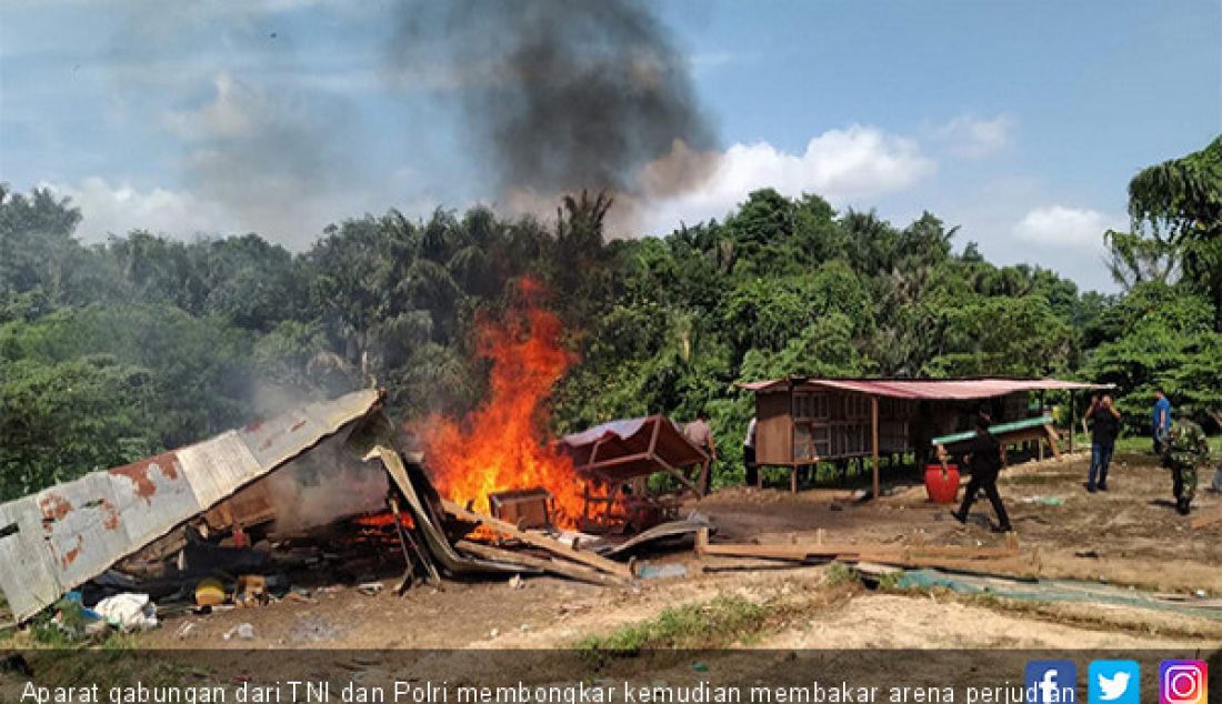 Aparat gabungan dari TNI dan Polri membongkar kemudian membakar arena perjudian yang lokasinya tak jauh dari permukiman warga. - JPNN.com