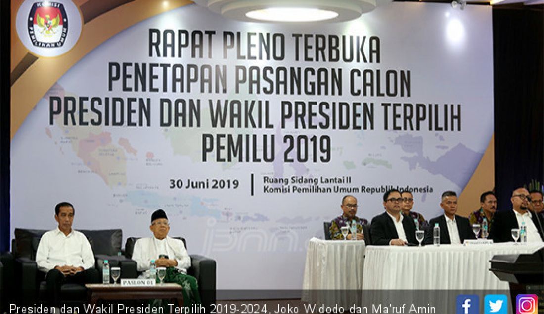 Presiden dan Wakil Presiden Terpilih 2019-2024, Joko Widodo dan Ma'ruf Amin menghadiri penetapan di kantor KPU, Jakarta, Minggu (30/6) - JPNN.com