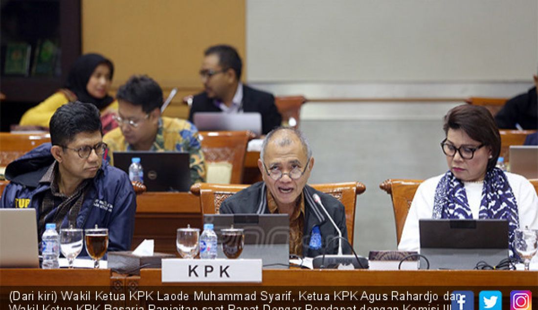 (Dari kiri) Wakil Ketua KPK Laode Muhammad Syarif, Ketua KPK Agus Rahardjo dan Wakil Ketua KPK Basaria Panjaitan saat Rapat Dengar Pendapat dengan Komisi III DPR, Jakarta, Senin (1/7). - JPNN.com