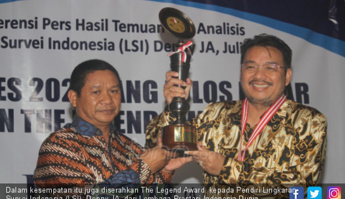 Dalam kesempatan itu juga diserahkan The Legend Award kepada Pendiri Lingkaran Survei Indonesia (LSI), Denny JA, dari Lembaga Prestasi Indonesia Dunia (Lefrid). Denny JA disebut Legend karena empat kali berturut-turut ikut memenangkan Pemilu Presiden, masing-masih tahun 2004, 2009, 2014, dan 2019. - JPNN.com