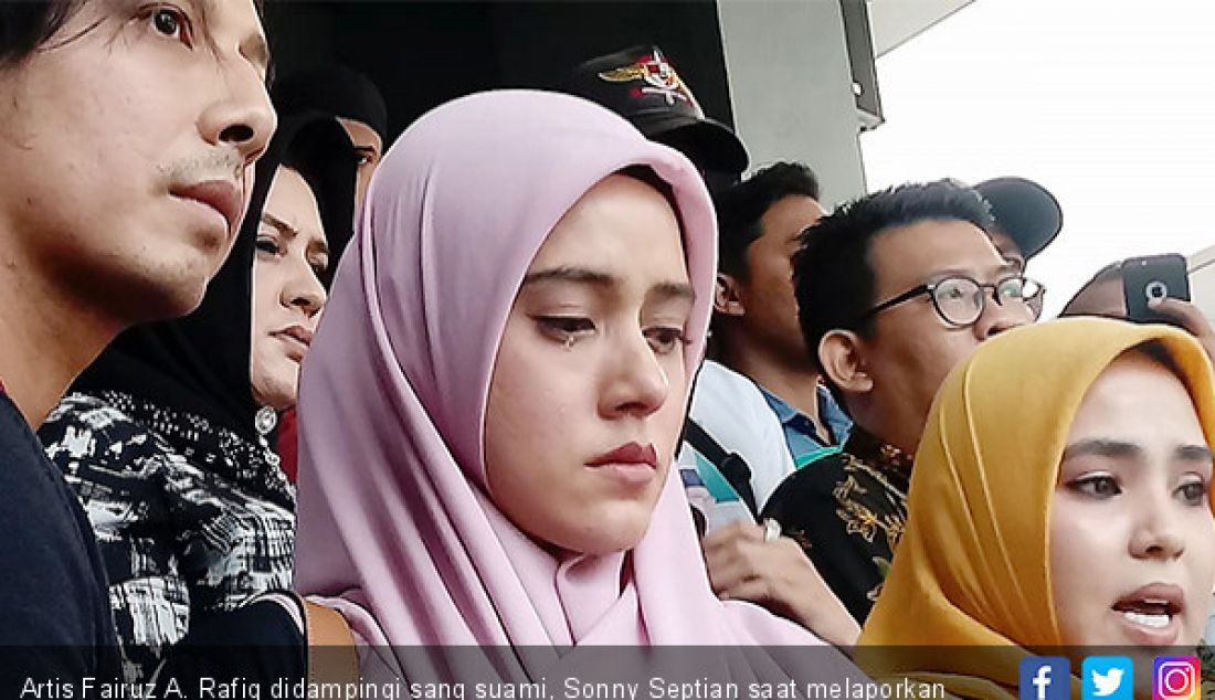 Artis Fairuz A. Rafiq didampingi sang suami, Sonny Septian saat melaporkan mantan suami Galih Ginanjar ke Polda Metro Jaya - JPNN.com