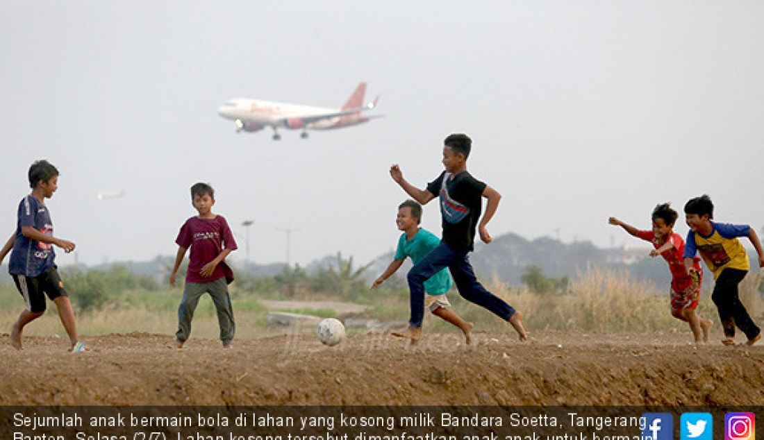 Sejumlah anak bermain bola di lahan yang kosong milik Bandara Soetta, Tangerang, Banten, Selasa (2/7). Lahan kosong tersebut dimanfaatkan anak-anak untuk bermain bola. - JPNN.com