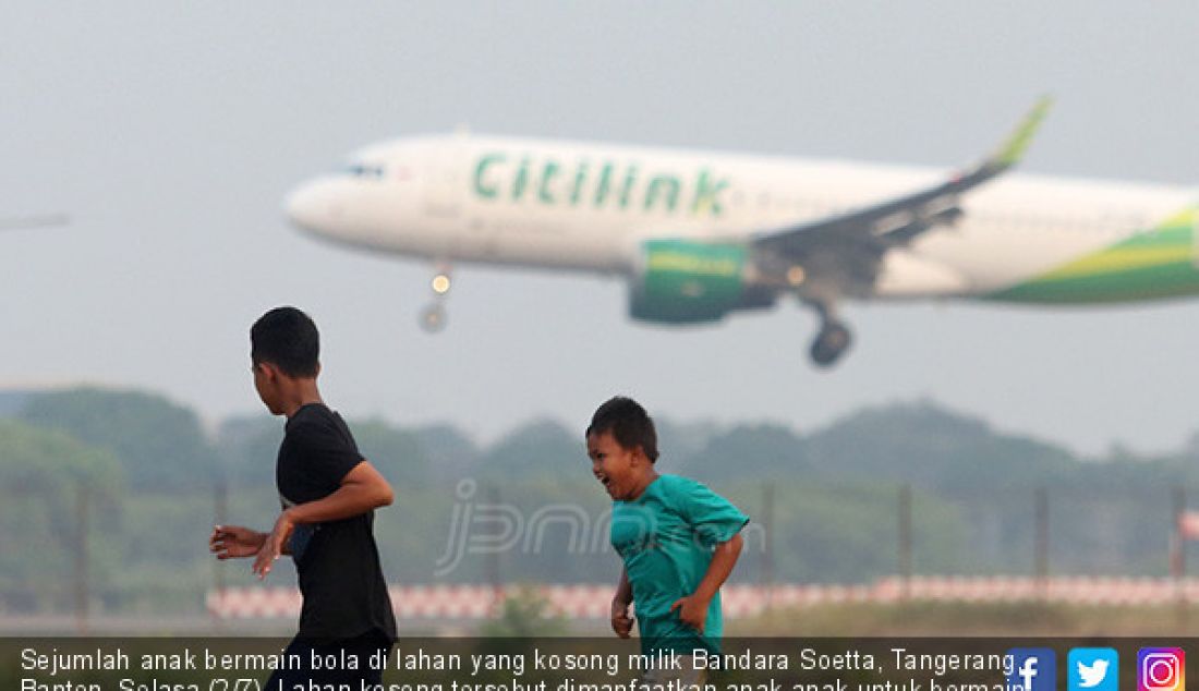 Sejumlah anak bermain bola di lahan yang kosong milik Bandara Soetta, Tangerang, Banten, Selasa (2/7). Lahan kosong tersebut dimanfaatkan anak-anak untuk bermain bola. - JPNN.com