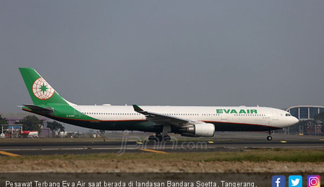 Pesawat Terbang Eva Air saat berada di landasan Bandara Soetta, Tangerang, Banten. - JPNN.com