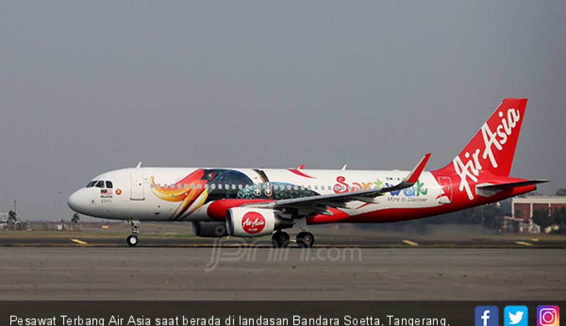 Pesawat Terbang Air Asia saat berada di landasan Bandara Soetta, Tangerang, Banten. - JPNN.com