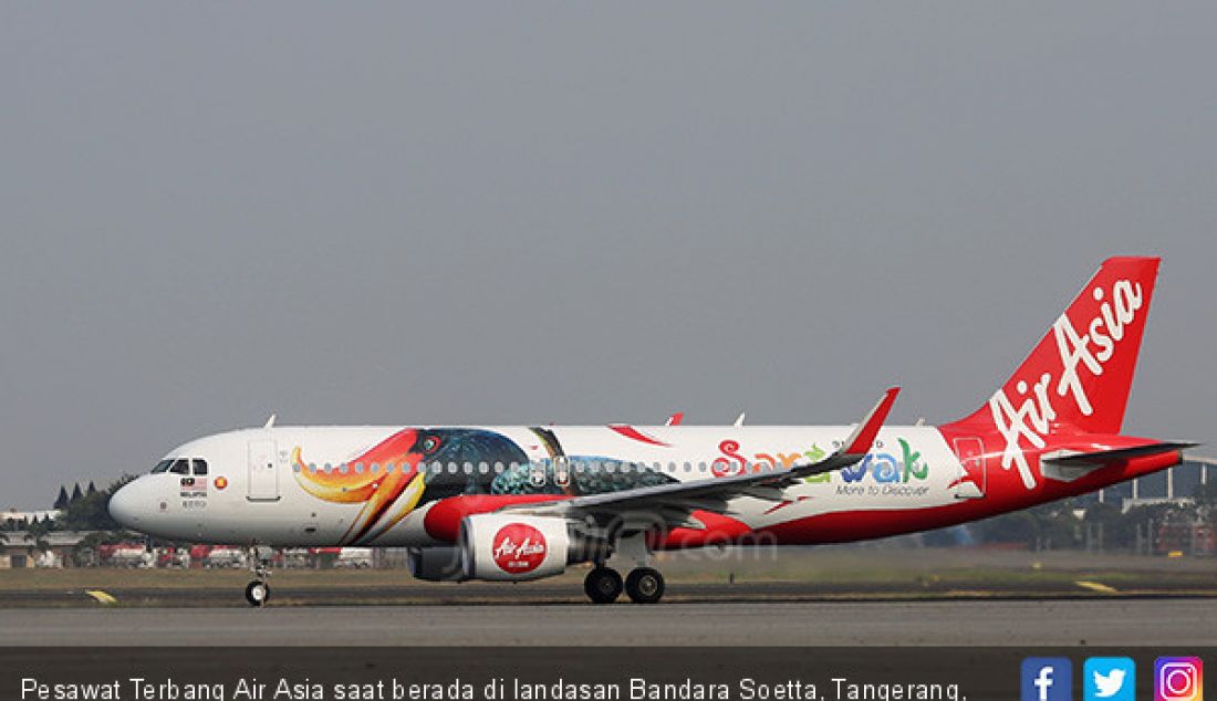 Pesawat Terbang Air Asia saat berada di landasan Bandara Soetta, Tangerang, Banten. - JPNN.com