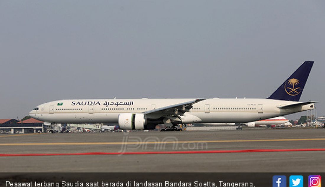 Pesawat terbang Saudia saat berada di landasan Bandara Soetta, Tangerang, Banten. - JPNN.com