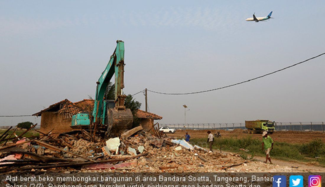 Alat berat beko membongkar bangunan di area Bandara Soetta, Tangerang, Banten, Selasa (2/7). Pembongkaran tersebut untuk perluasan area bandara Soetta dan bangunan tersebut sudah menerima ganti rugi. - JPNN.com