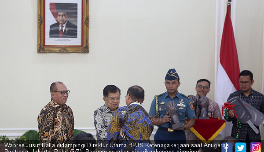 Wapres Jusuf Kalla didampingi Direktur Utama BPJS Ketenagakerjaan saat Anugerah Paritrana, Jakarta, Rabu (3/7). Penganugerahan diberikankepada pimpinan pemerintah daerah dan perusahaan. - JPNN.com