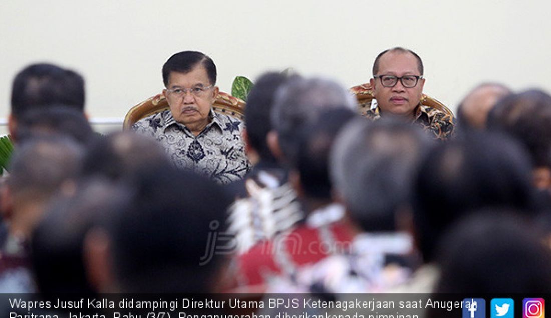 Wapres Jusuf Kalla didampingi Direktur Utama BPJS Ketenagakerjaan saat Anugerah Paritrana, Jakarta, Rabu (3/7). Penganugerahan diberikankepada pimpinan pemerintah daerah dan perusahaan. - JPNN.com