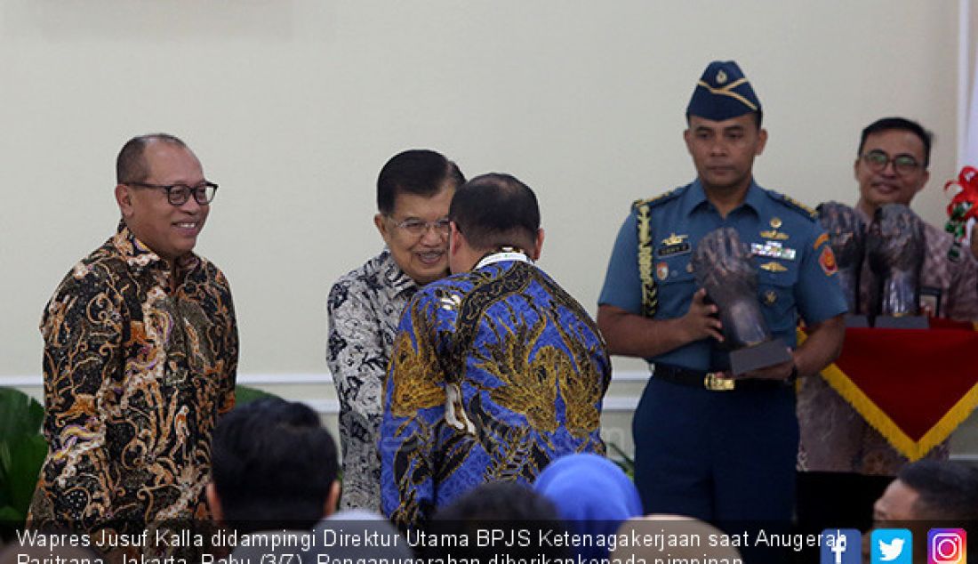 Wapres Jusuf Kalla didampingi Direktur Utama BPJS Ketenagakerjaan saat Anugerah Paritrana, Jakarta, Rabu (3/7). Penganugerahan diberikankepada pimpinan pemerintah daerah dan perusahaan. - JPNN.com