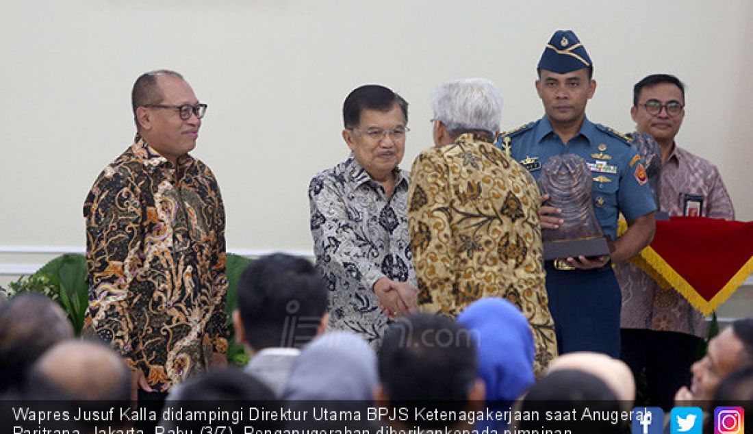 Wapres Jusuf Kalla didampingi Direktur Utama BPJS Ketenagakerjaan saat Anugerah Paritrana, Jakarta, Rabu (3/7). Penganugerahan diberikankepada pimpinan pemerintah daerah dan perusahaan. - JPNN.com