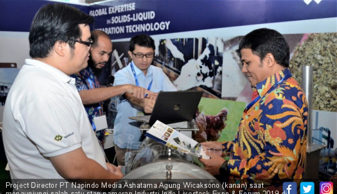 Project Director PT Napindo Media Ashatama Agung Wicaksono (kanan) saat mengunjungi salah satu stan pameran Industri Indo Livestock Expo & Forum 2019 di Surabaya, Jawa Timur, Rabu (3/7). - JPNN.com