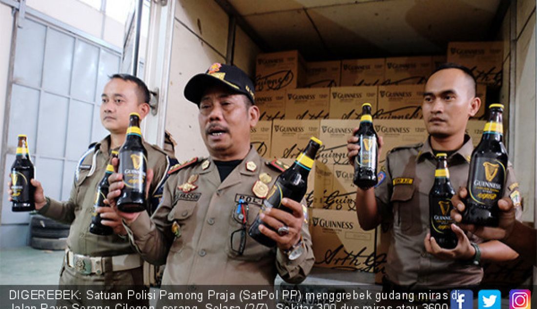 DIGEREBEK: Satuan Polisi Pamong Praja (SatPol PP) menggrebek gudang miras di Jalan Raya Serang-Cilegon, serang, Selasa (2/7). Sekitar 300 dus miras atau 3600 botol yang diamankan rencananya akan dibawa ke Jakarta. - JPNN.com