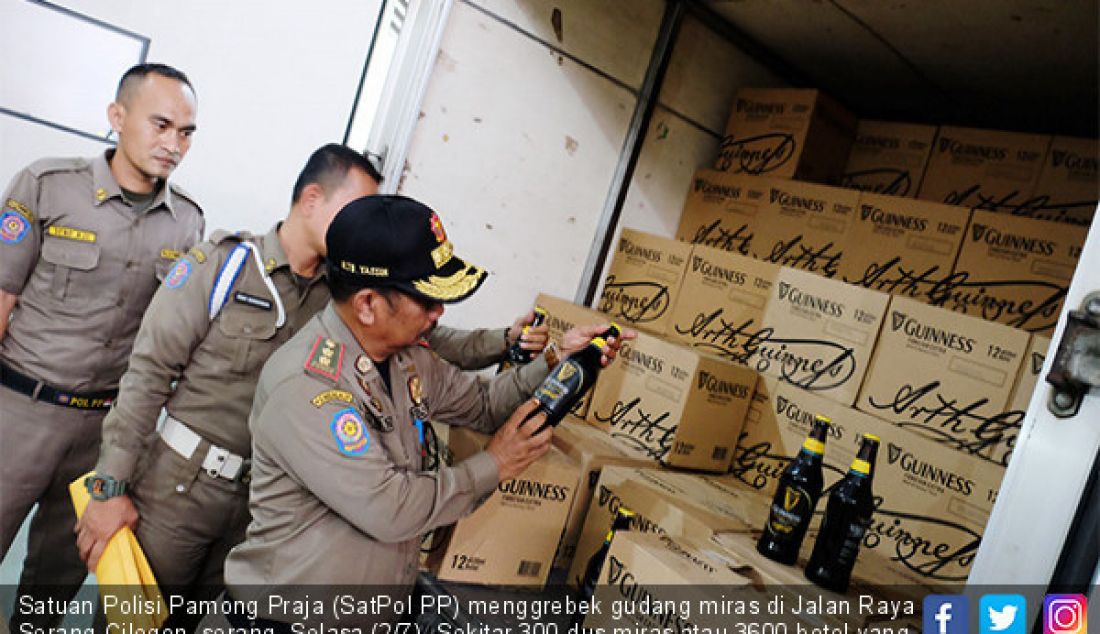 Satuan Polisi Pamong Praja (SatPol PP) menggrebek gudang miras di Jalan Raya Serang-Cilegon, serang, Selasa (2/7). Sekitar 300 dus miras atau 3600 botol yang diamankan rencananya akan dibawa ke Jakarta. - JPNN.com