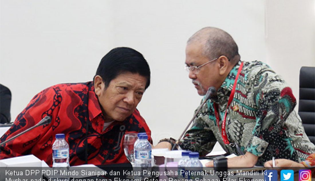 Ketua DPP PDIP Mindo Sianipar dan Ketua Pengusaha Peternak Unggas Mandiri Ki Musbar pada diskusi dengan tema Ekonomi Gotong Royong Sebagai Pilar Ekonomi Nasional di Kantor DPP PDIP, Jakarta, Kamis (4/7). - JPNN.com