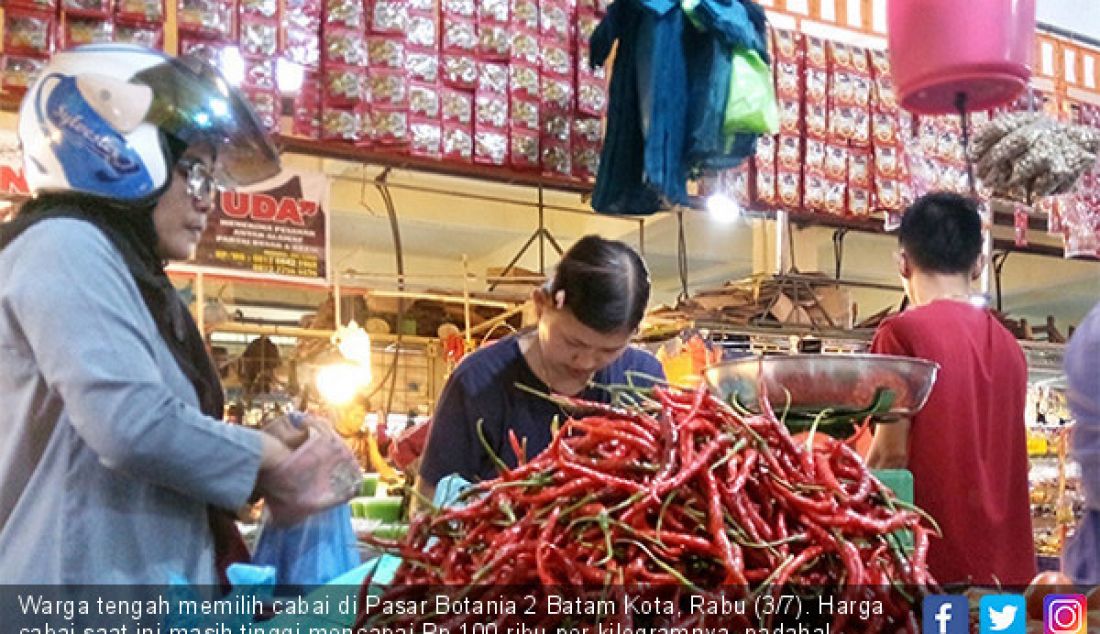 Warga tengah memilih cabai di Pasar Botania 2 Batam Kota, Rabu (3/7). Harga cabai saat ini masih tinggi mencapai Rp 100 ribu per kilogramnya, padahal normalnya Rp 30-35 ribu per kg. - JPNN.com