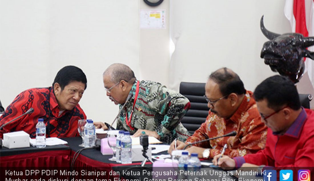 Ketua DPP PDIP Mindo Sianipar dan Ketua Pengusaha Peternak Unggas Mandiri Ki Musbar pada diskusi dengan tema Ekonomi Gotong Royong Sebagai Pilar Ekonomi Nasional di Kantor DPP PDIP, Jakarta, Kamis (4/7). - JPNN.com