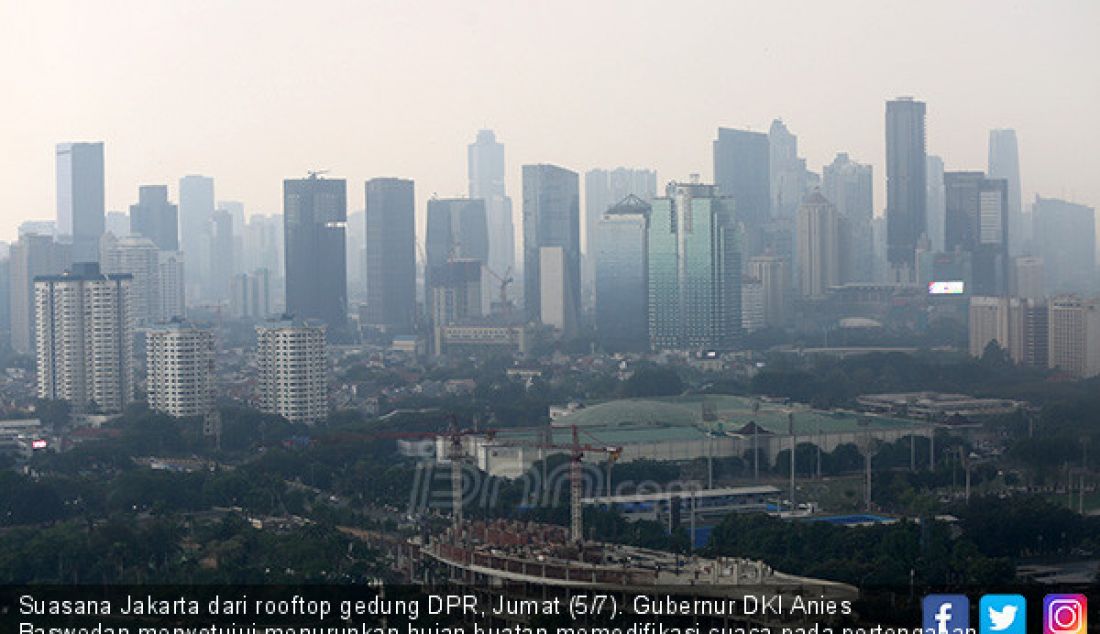 Suasana Jakarta dari rooftop gedung DPR, Jumat (5/7). Gubernur DKI Anies Baswedan menyetujui menurunkan hujan buatan memodifikasi cuaca pada pertengahan Juli 2019 dengan BPPT untuk mengatasi polusi udara Jakarta. - JPNN.com