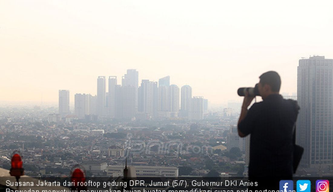 Suasana Jakarta dari rooftop gedung DPR, Jumat (5/7). Gubernur DKI Anies Baswedan menyetujui menurunkan hujan buatan memodifikasi cuaca pada pertengahan Juli 2019 dengan BPPT untuk mengatasi polusi udara Jakarta. - JPNN.com