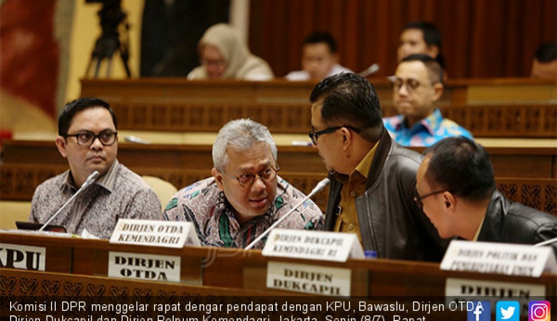 Komisi II DPR menggelar rapat dengar pendapat dengan KPU, Bawaslu, Dirjen OTDA Dirjen Dukcapil dan Dirjen Polpum Kemendagri, Jakarta, Senin (8/7). Rapat membahas Peraturan KPU tentang Tahapan, Program dan Jadwal Pilkada 2020. - JPNN.com